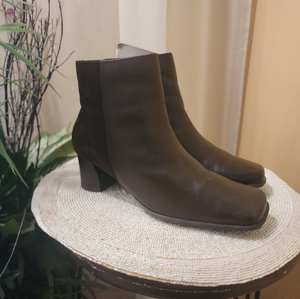 MGD brown leathet hope ankle boots siz.8.5W .New condition.